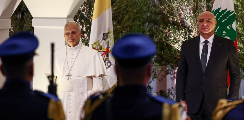 El itinerario oficial del papa incluyó un desplazamiento directo al Palacio Presidencial, ubicado a las afueras de la ciudad, para mantener un encuentro con el presidente libanés Joseph Aoun. 