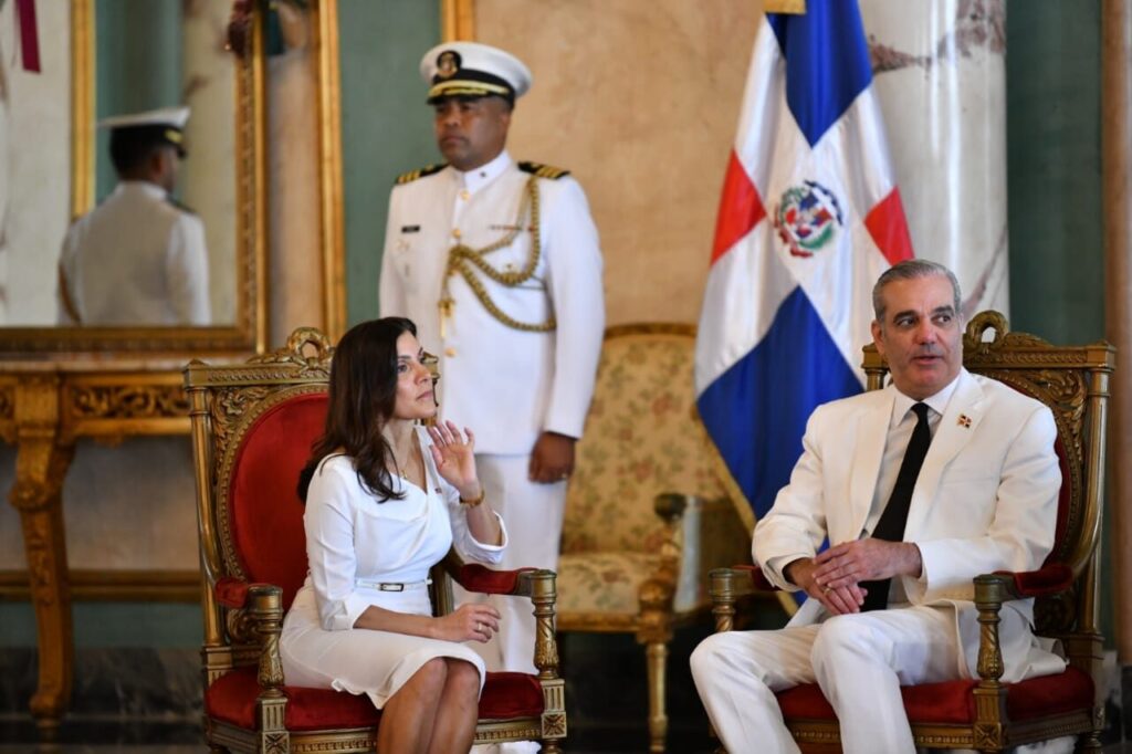 Durante la ceremonia, el jefe de Estado estuvo acompañado por la vicepresidenta Raquel Peña y el canciller Roberto Álvarez, quienes participaron en la recepción de los diplomáticos. Foto Danny Polanco