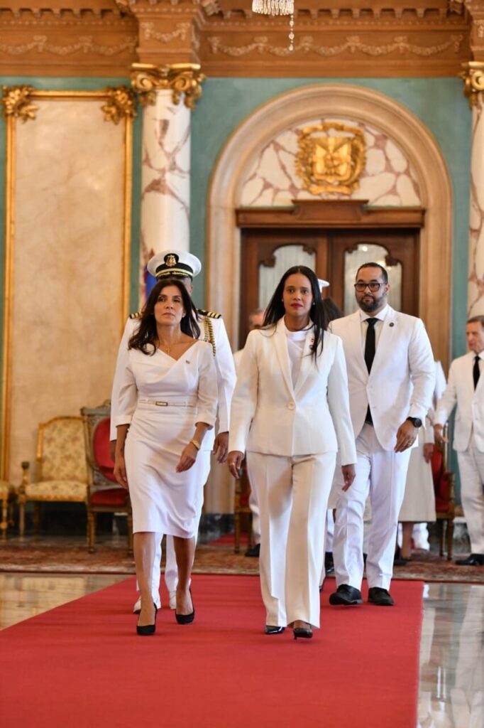 Durante la ceremonia, el jefe de Estado estuvo acompañado por la vicepresidenta Raquel Peña y el canciller Roberto Álvarez, quienes participaron en la recepción de los diplomáticos. Foto Danny Polanco