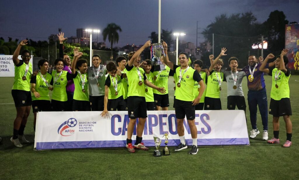 Jóvenes futbolistas durante el cierre del Torneo Infantil AFDN 2025 en la UNPHU.