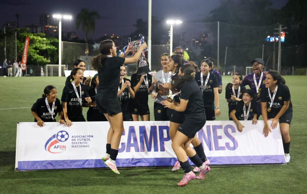 Jóvenes futbolistas durante el cierre del Torneo Infantil AFDN 2025 en la UNPHU.