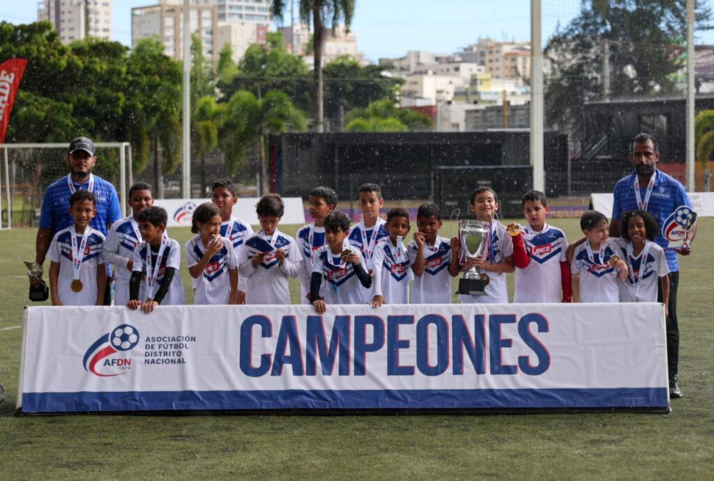 Jóvenes futbolistas durante el cierre del Torneo Infantil AFDN 2025 en la UNPHU.