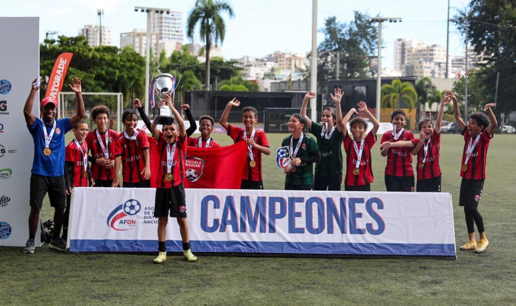 Jóvenes futbolistas durante el cierre del Torneo Infantil AFDN 2025 en la UNPHU.