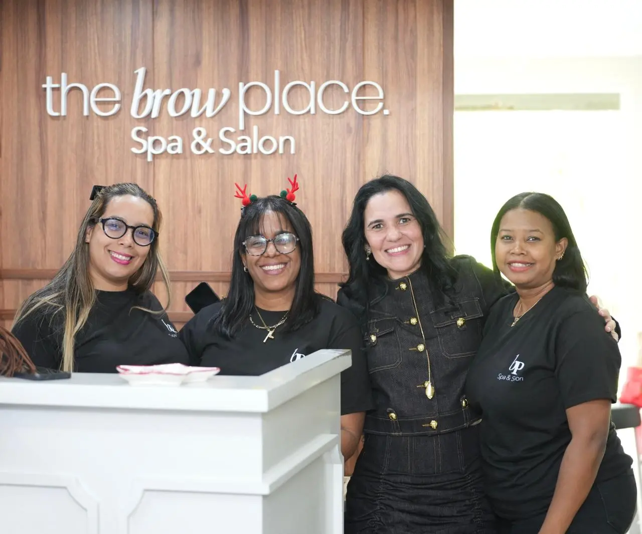 The Brow Place RD eleva la experiencia de belleza integral