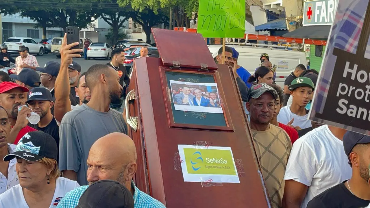 Manifestantes llevan ataúd al Palacio de Justicia en protesta por caso Senasa (Foto Danny Polanco)