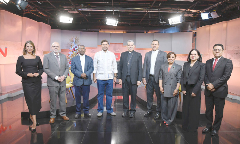 Katherine Hernández, Nelson Rodríguez, Cecilio de los Santos, Manuel Estrella, Carlos Morel Diplán, José Luis de la Cruz, Alba Nelly Familia, Yanessi Espinal, y Federico Jovine.