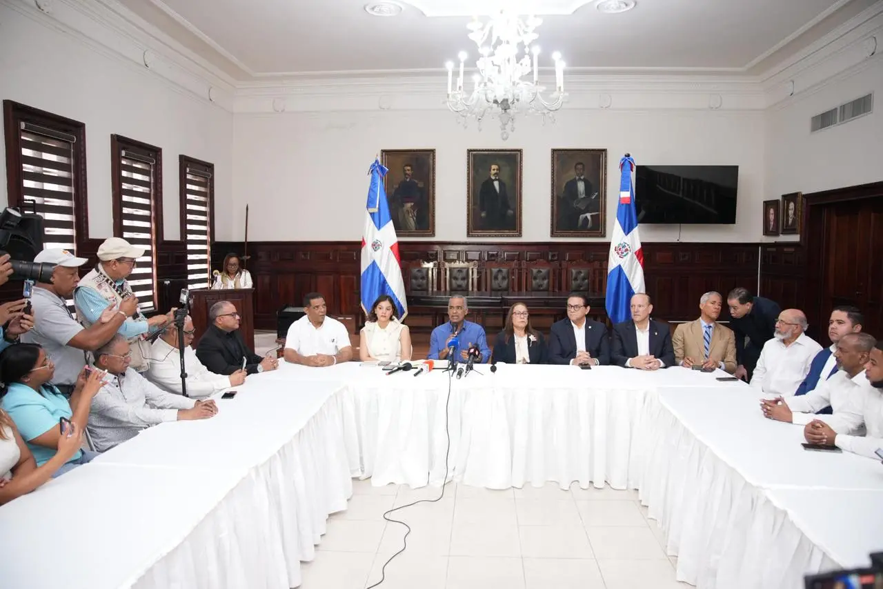 Durante la conferencia de prensa el ministro Joel Santos estuvo acompañado por la gobernadora de Santiago, Rosa Santos; el senador Daniel Rivera, el alcalde Ulises Rodríguez; el director Minería, Rolando Muñoz y el director de Gestión Social de MEM, Vladimir Ozorio.