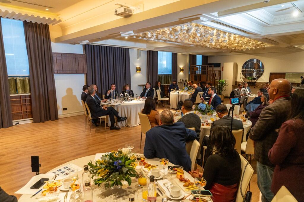 2- Los datos se ofrecieron en un desayuno-encuentro organizado por el Banco Popular con periodistas dominicanos en el marco de la Feria Internacional de Turismo.

