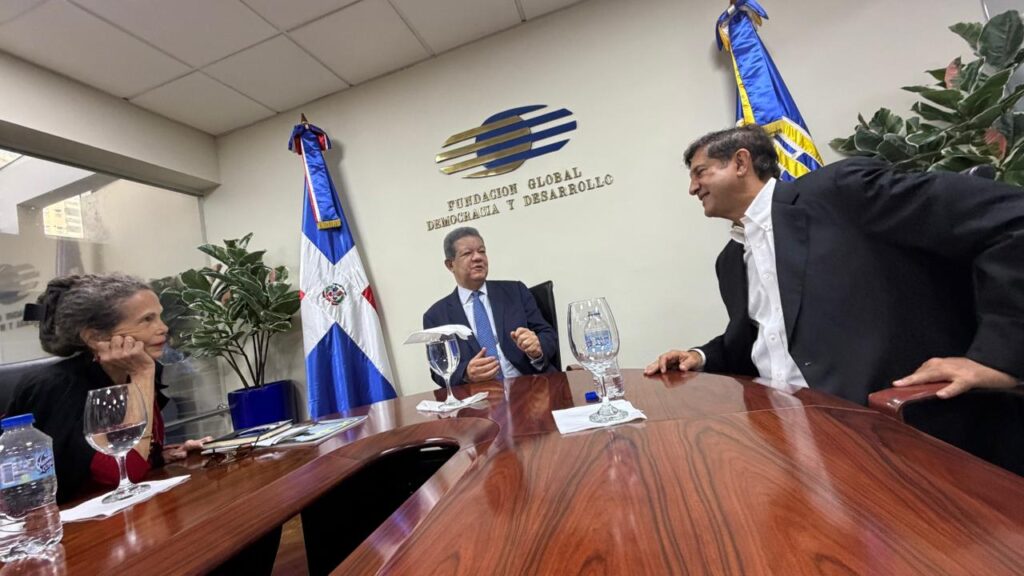 Leonel Fernández recibe a Julia Álvarez y delegación cultural en Funglode