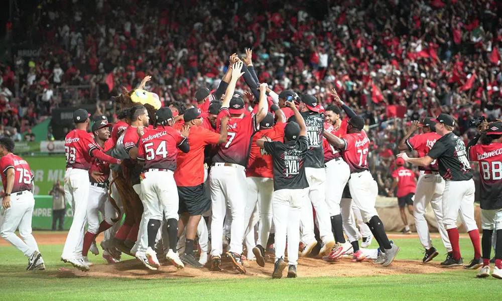 Jugadores de los Leones celebran el bicampeonato logrado anoche ante los Toros del Este