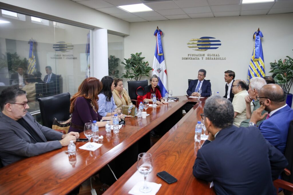 Leonel Fernández recibe a Julia Álvarez y delegación cultural en Funglode