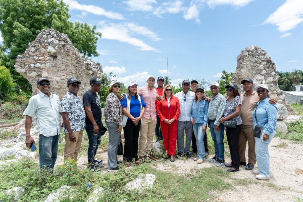 La arqueóloga dominicana Kathleen Martínez Nazar y la directora ejecutiva del proyecto “Tras los restos del Cacique Enriquillo”, Lidia Martínez de Macarrulla, durante un encuentro con residentes de Azua en las ruinas de Pueblo Viejo.