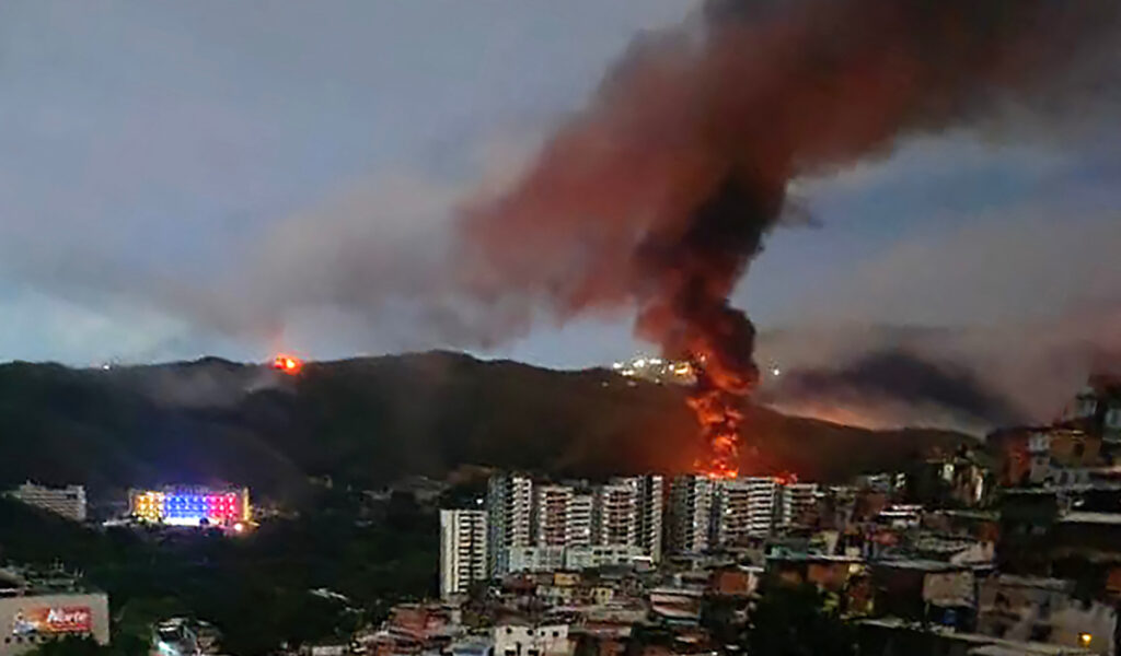 Incendio en Fuerte Tiuna, el mayor complejo militar de Venezuela, visto a distancia tras una serie de explosiones en Caracas el 3 de enero de 2026.