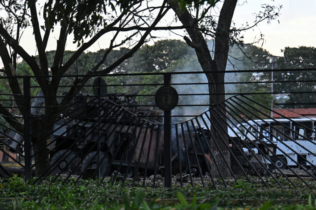 Un vehículo incendiado se observa en la base aérea La Carlota de Caracas el 3 de enero de 2026