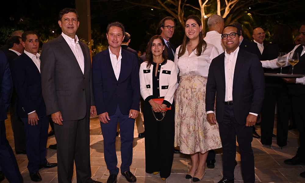 Leah Francis Campos, Manuel Estrella y personalidades de Santiago en la recepción.