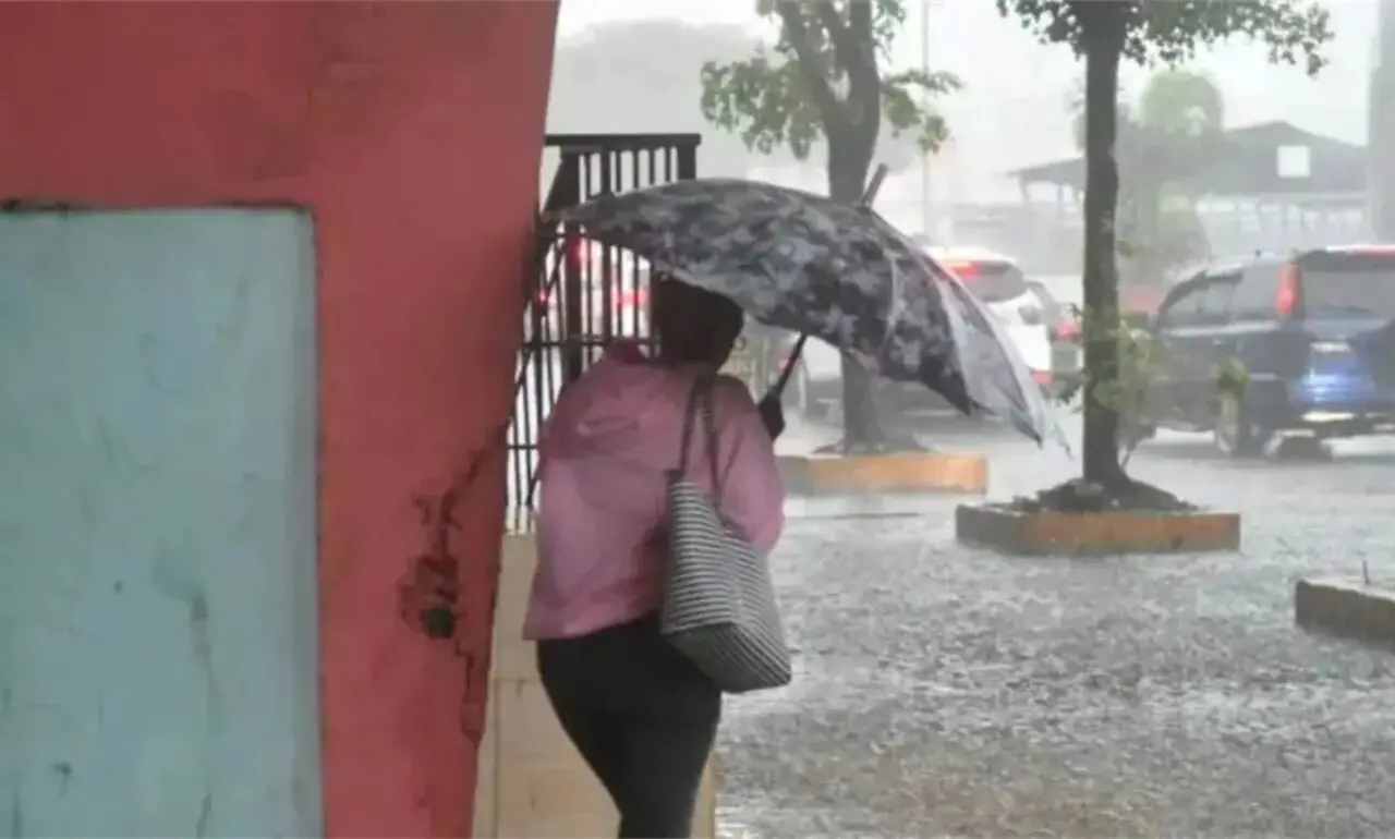 Indomet advierte que vaguada mantendrá lluvias hasta este martes
