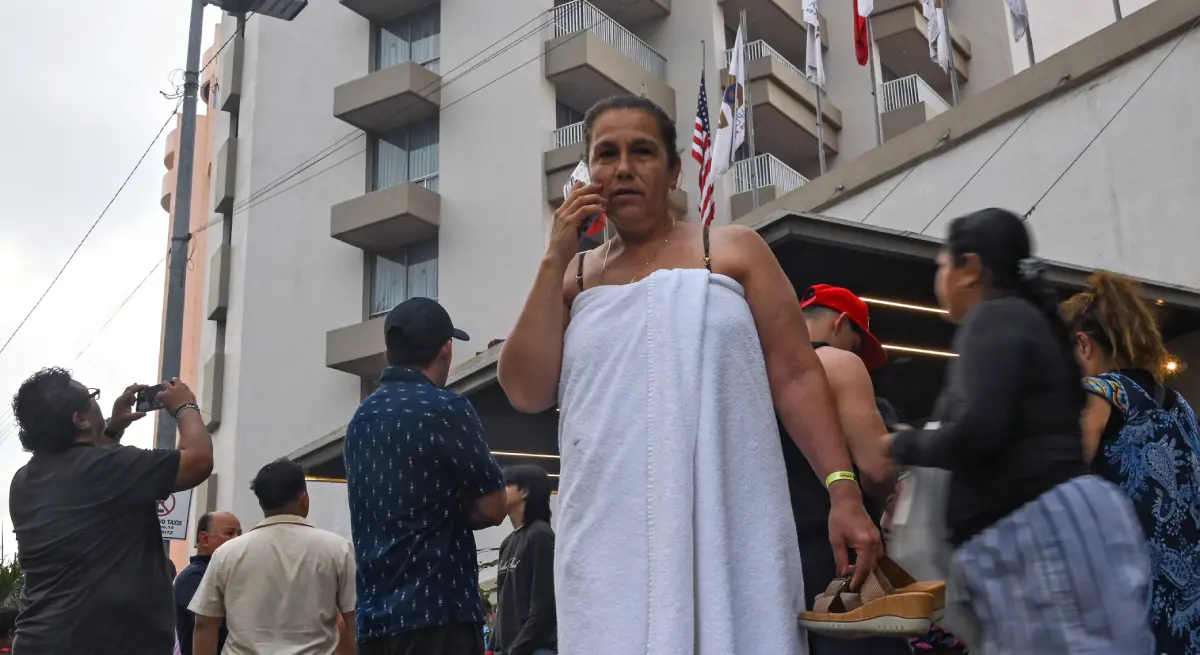 Una turista evacuada de un hotel durante un terremoto de magnitud 6.5 en Acapulco, México