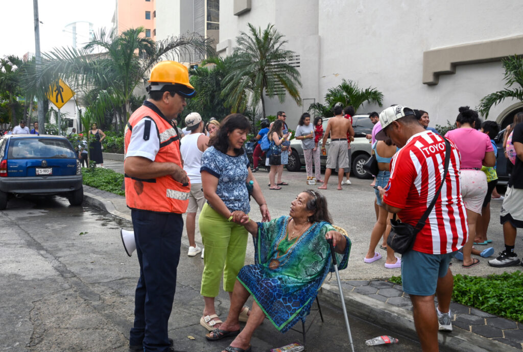 Turistas evacuados de un hotel durante un terremoto de magnitud 6.5 en Acapulco, México