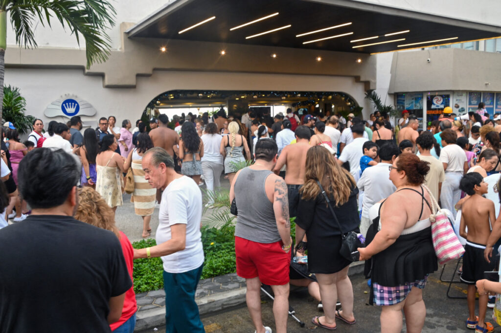 Turistas evacuados de un hotel durante un terremoto de magnitud 6.5 en Acapulco, México