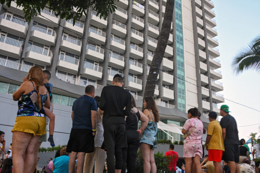 Turistas evacuados de un hotel durante un terremoto de magnitud 6.5 en Acapulco, México