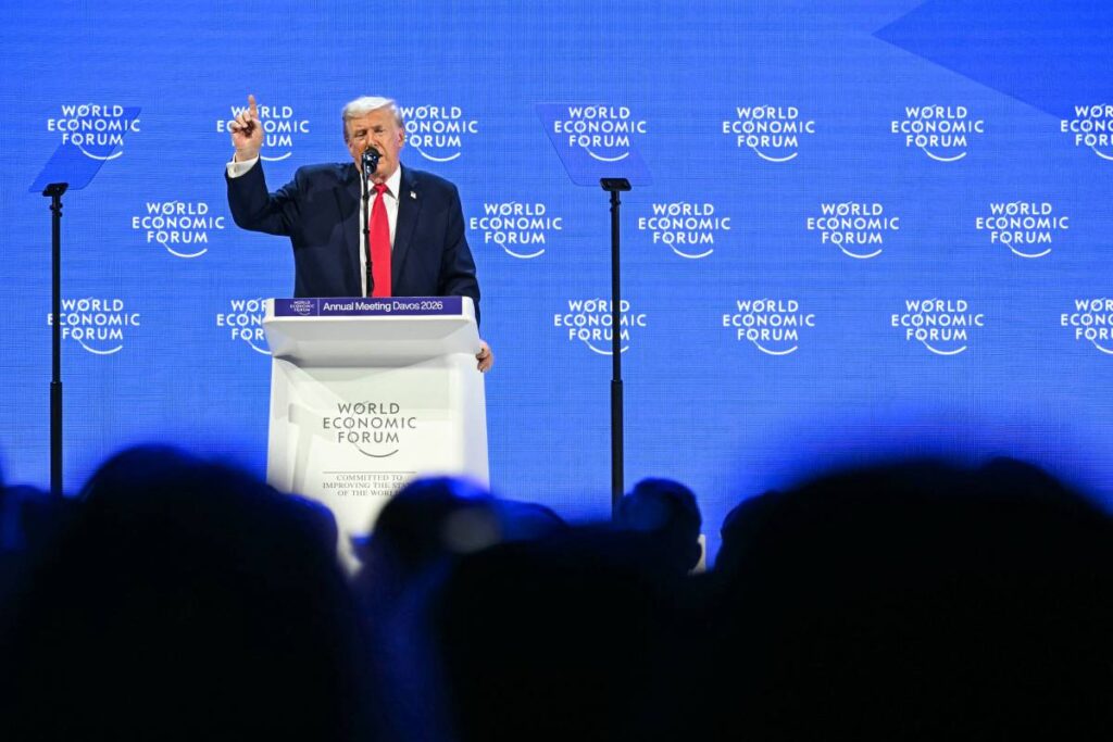 Donald Trump pronuncia un discurso ante líderes mundiales en el Foro Económico Mundial de Davos 2026.