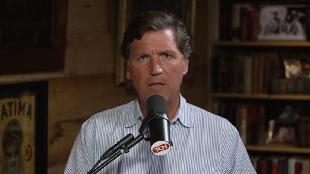 Tucker Carlson durante entrevista sobre política internacional
