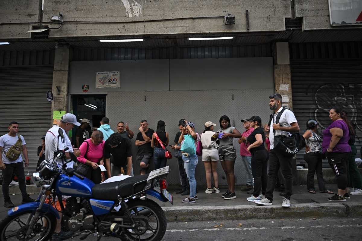 Venezolanos hicieron largas filas en los mercados este sábado