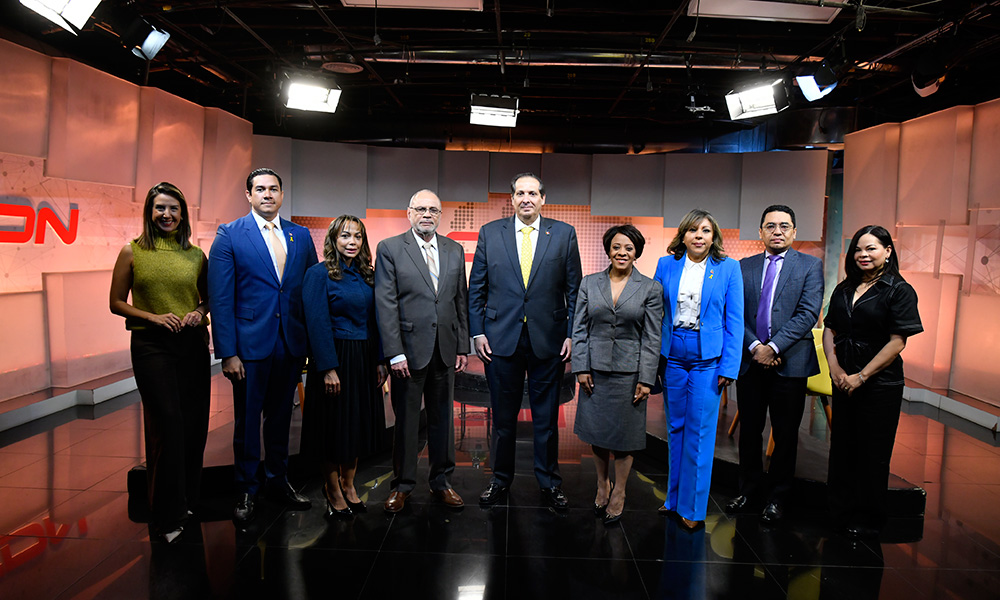 Katherine Hernández, Eladio Pérez, Yudelka Batista, Nelson Rodríguez, Víctor Atallah, Alba Nely Familia, GinaEstrella, Federico Jovine y Yanessi Espinal previo a la entrevista especial de elCaribe-CDN.