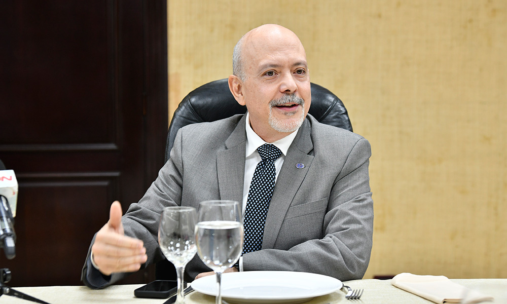 Víctor Pou Soares, director general del Instituto Dermatológico Dominicano y Cirugía de Piel Dr. Huberto Bogaert Díaz.