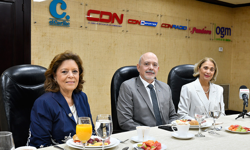 La doctora Emma Guzmán de Cruz, presidenta del Patronato de Lucha Contra la Lepra INC., Víctor Pou Soares, director general del Instituto Dermatológico Dominicano y Cirugía de Piel Dr. Huberto Bogaert Díaz y Luisa González de Bogaert, vicepresidenta del Patronato y directora adjunta del IDCP.
