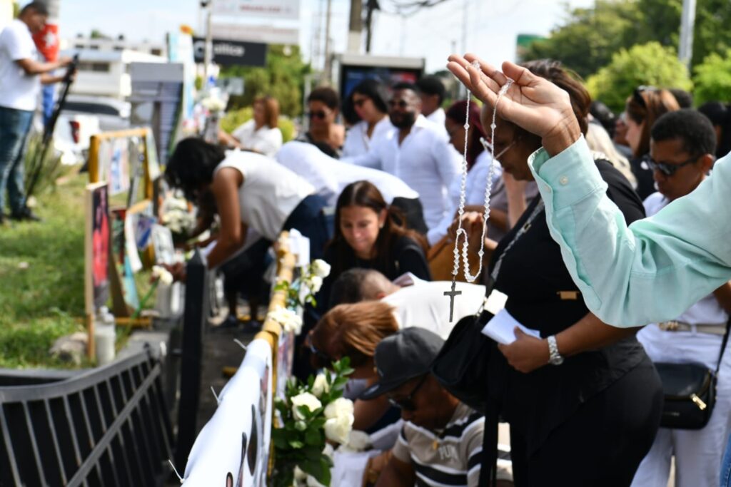 Misa en el Jet Set reúne a familiares y afectados a diez meses del colapso