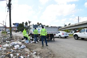 Recogen el basurero alrededor de la Linea 2C Los Alcarrizos