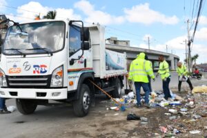 Recogen el basurero alrededor de la Linea 2C Los Alcarrizos