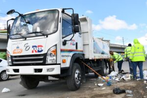 Recogen el basurero alrededor de la Linea 2C Los Alcarrizos