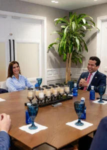 Embajadora de EE.UU visita en su despacho al senador Omar Fernández
