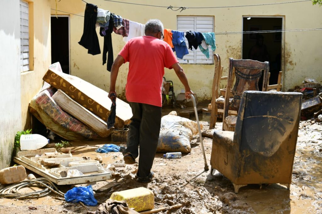 Moradores intentan rescatar lo poco que quedó en pie. Foto: Ricardo Flete