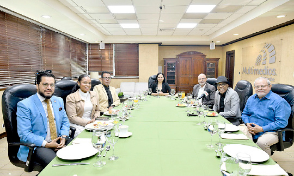 Ovalle, Wendy, Tovar, Yaneisy, Nelson Rodríguez, Ramón Orlando y Quiñones, a la mesa.