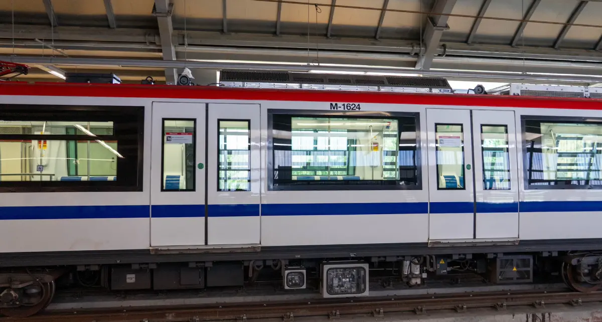 Tren del Metro Línea 2C en estación Los Alcarrizos