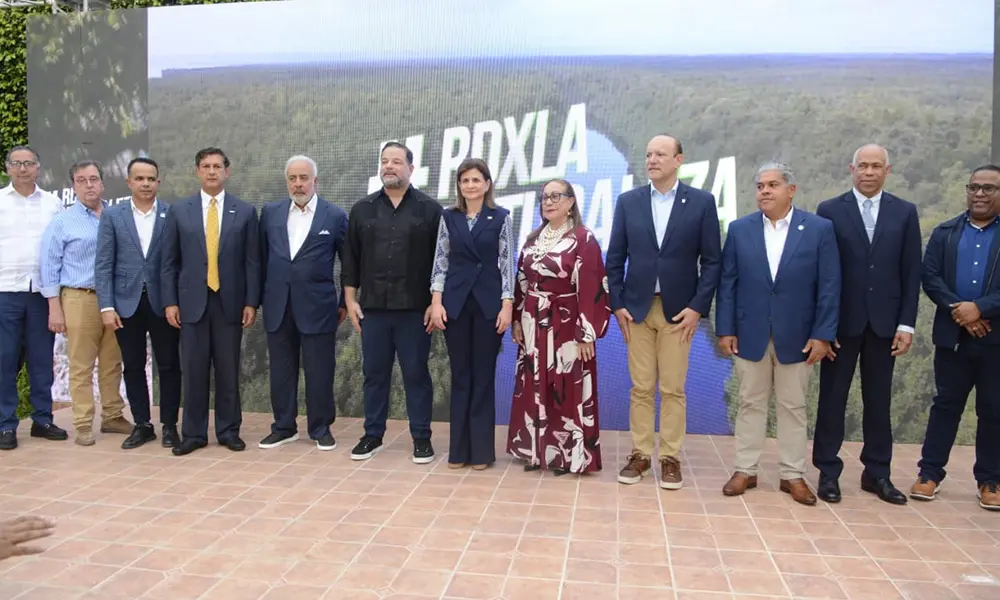 La vicepresidenta Raquel Peña, el ministro Paíno Henríquez, autoridades de Santiago y empresarios participaron en el encuentro.