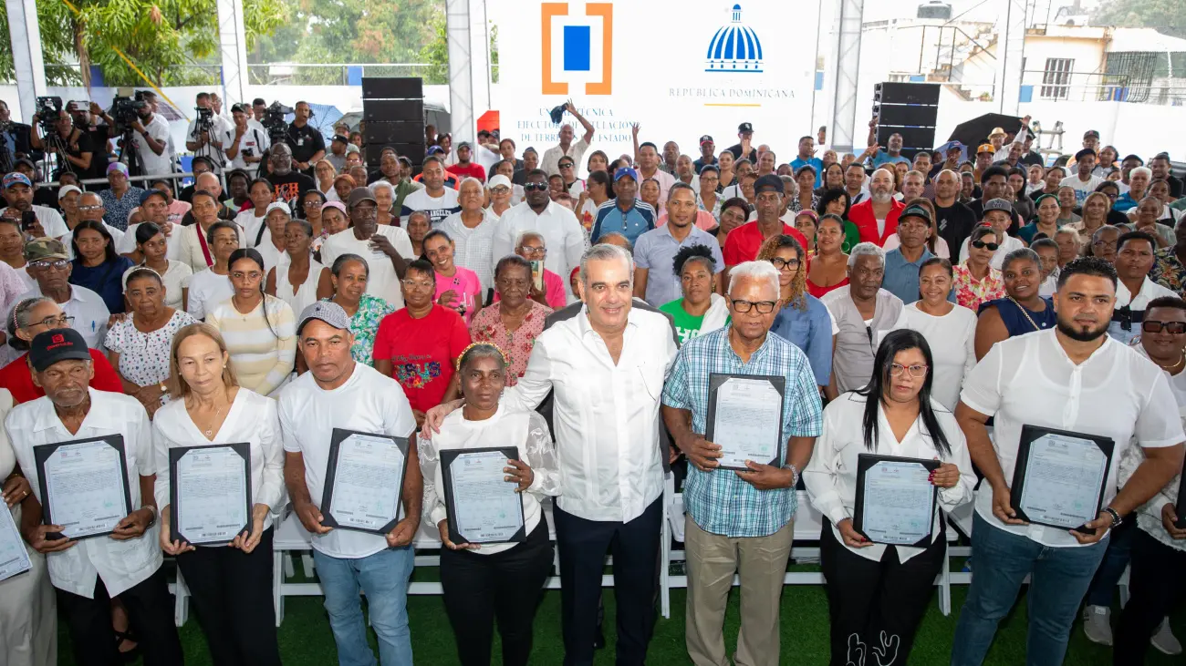 Presidente Abinader entrega 442 títulos de propiedad en Los Alcarrizos