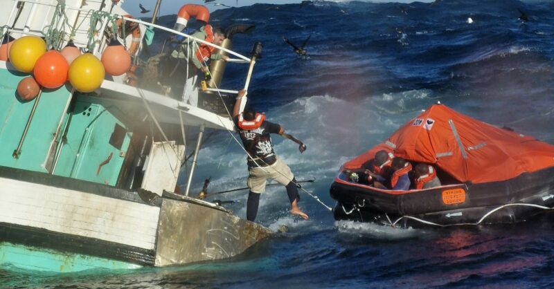 Seis pescadores rescatados tras hundirse su barco cerca de la isla Tortuga en el Atlántico