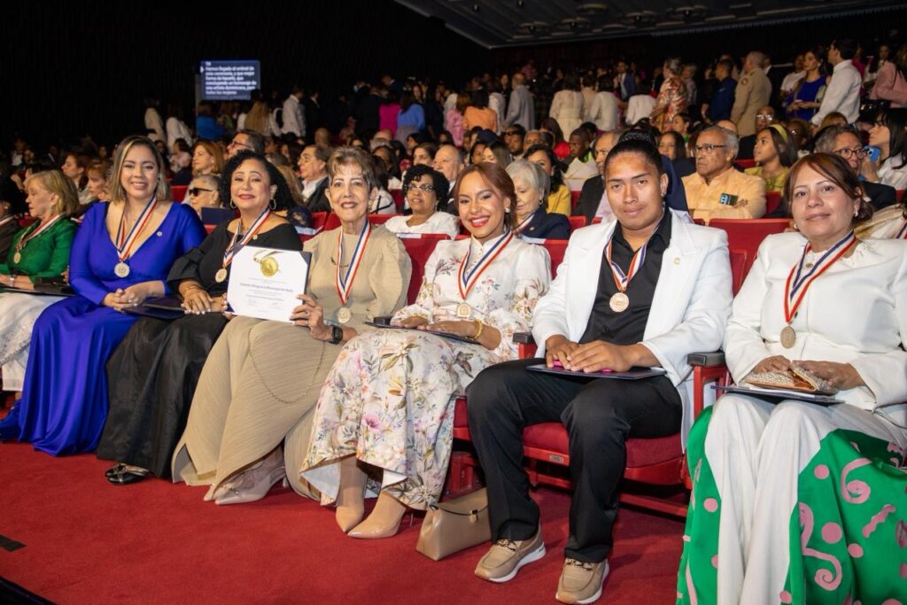 Abinader premia a 22 dominicanas con Medalla al Mérito de la Mujer