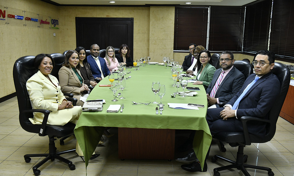 Directora de Supérate socializa con ejecutivos y periodistas de elCaribe-CDN.