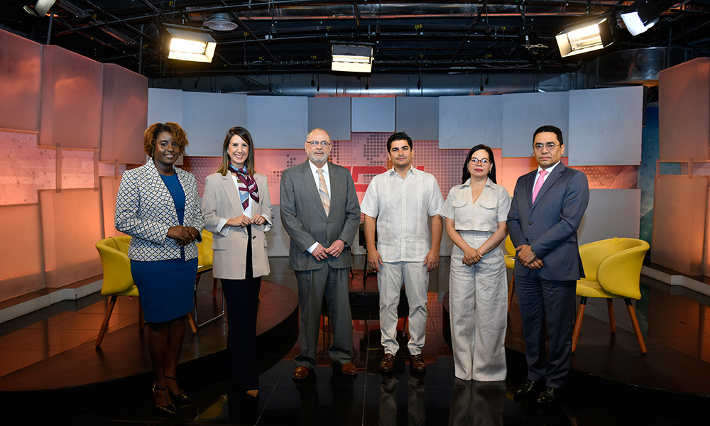 Hogla Enecia Pérez, Katherine Hernández, Nelson Rodríguez, director elCaribe, Jhael Isa Tavárez, vicepresidente de la Empresa Metropolitana de Transporte (EMT), Yanesi Espinal y Federico Jovine.