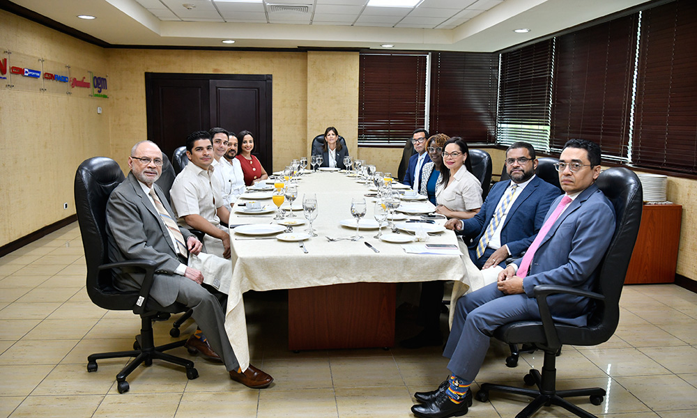 Funcionarios de EMT junto a periodistas y ejecutivos de Multimedios del Caribe.