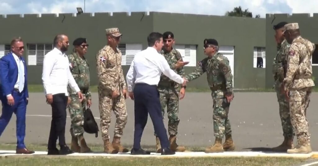 Senador republicano de EE. UU. visita la frontera junto al comandante del Ejército