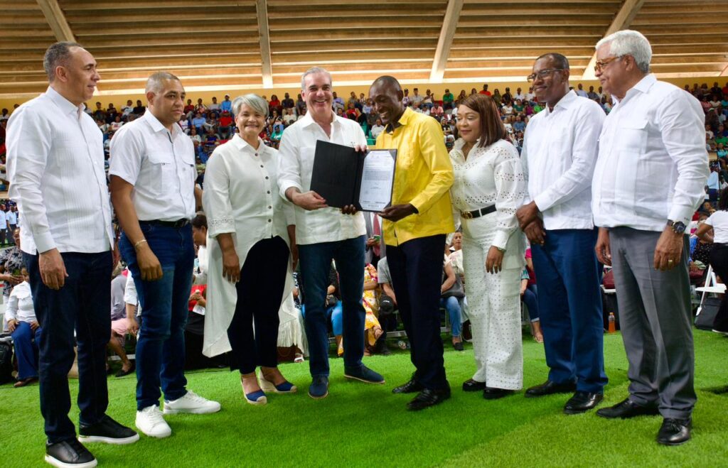 Abinader entrega 2,315 certificados de títulos en San Pedro de Macorís