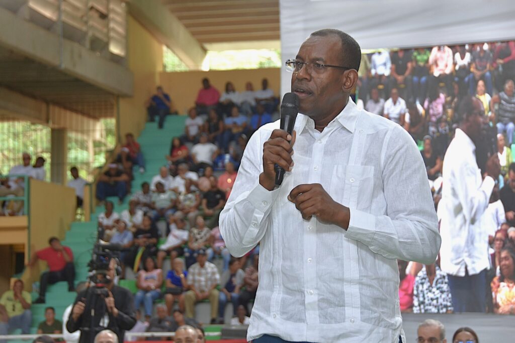 Abinader entrega 2,315 certificados de títulos en San Pedro de Macorís