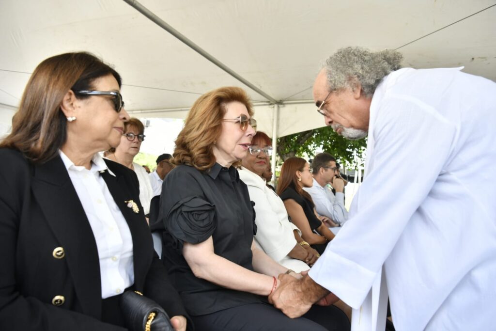 Melva segura de grullon participa en la misa del Jet Set