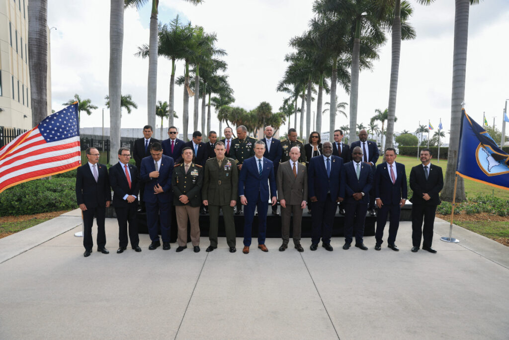 Los anfitriones de EE. UU posan para la fotografía con líderes regionales de defensa y seguridad